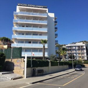 Vor diesem Hotel hält der Bus in Richtung Barcelona. Tickets sind vorab zu kaufen.