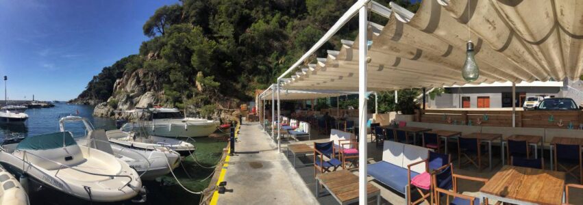 Eine nette Rastmöglichkeit: Restaurant im "Club Nàutic Cala Canyelles"