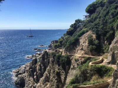 Gut ausgebaut schlängelt sich der Küstenwanderweg in Richtung Lloret de Mar