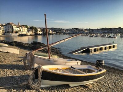 Cadaqués im warmen Licht des frühen Morgens