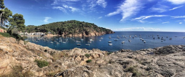 Die Bucht von Tamariu ist die erste von vielen sehr malerischen Buchten auf Etappe 7 des "Camí de Ronda"