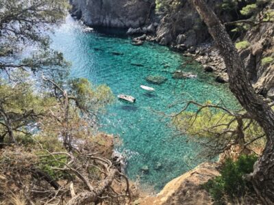 Das Wasser an der Costa Brava ist so klar, dass man gut erkennen kann, wie die Boote im Wasser "schweben".