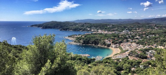 Blick vom Cap de Sant Sebastià in Richtung Süden. Man ahnt schon: Etappe 7 geht ähnlich pittoresk weiter