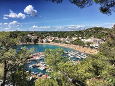 Vue sur la jolie ville côtière de Llafranc