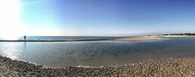 Empuriabrava è costeggiata da un fiume. Di norma, però, l'acqua è talmente poca che puoi camminare sulla spiaggia senza bagnarti.