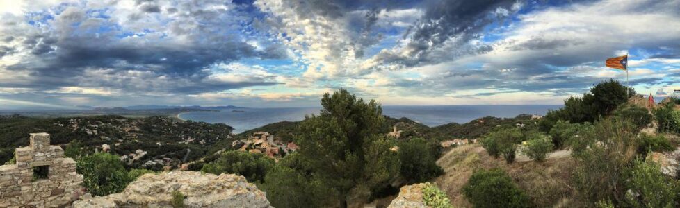 Am Ende von Etappe 6 lohnt ein Besuch der Burg von Begur: Gerade in der Abendsonne ein ganz besonderer Moment