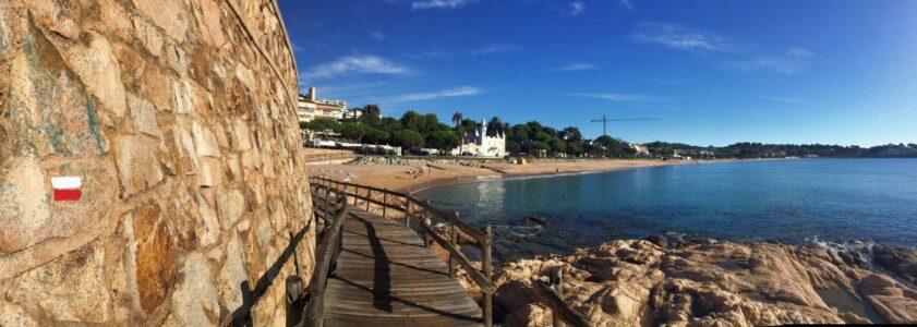 The beach of Sant Pol near S'Agaró: here, too, there is no shortage of red and white signposting on the GR-92.