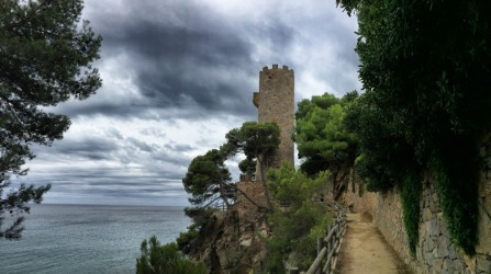 Ab Palamós wandern wir zunächst für einige Kilometer auf der Strandpromenade. Hinter dem Turm "Torre Valentina" beginnt wieder ein wilderes Stück Küste.