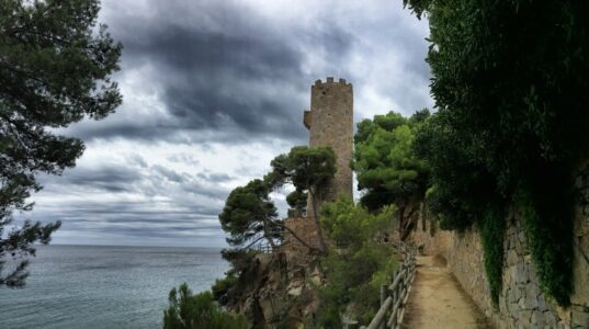 Ab Palamós wandern wir zunächst für einige Kilometer auf der Strandpromenade. Hinter dem Turm "Torre Valentina" beginnt wieder ein wilderes Stück Küste.