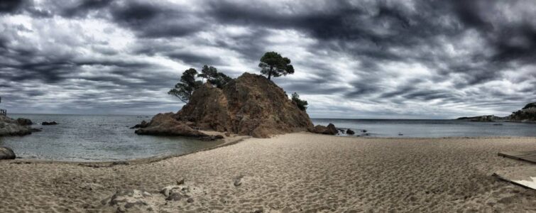 Impressionant perspectiva sobre el "Cap Roig". Hi ha un bar de platja just al costat.
