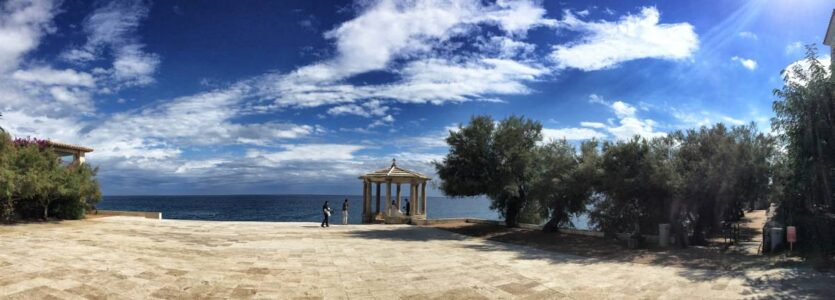 La ruta de senderisme costanera prop de S'Agaró sorprèn amb magnífiques vil·les i aquesta escalinata, que s'utilitza sovint per a les fotos de bodes i porta el nom de l'arquitecte català Rafael Masó i Valentí.