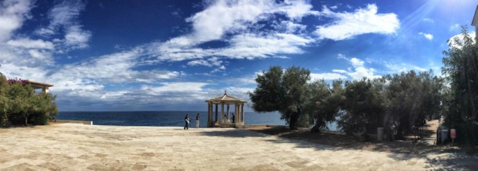 Der Küstenwanderweg bei S'Agaró überrascht mit prachtvollen Villen und dieser gerne für Hochzeitsfotos genutzten Freitreppe, die nach dem katalanischen Architekten Rafael Masó i Valentí benannt ist.