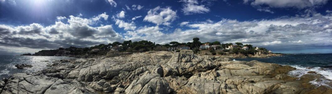 Vista des de la "Punta de Cala Pedrosa" de tornada a la zona residencial de S'Agaró