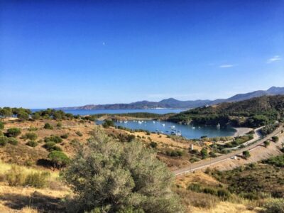 Kurz nach Colera: hinter der Bahntrasse liegt die "Platja de Garbet", die erste von vielen Buchten, die wir auf dem GR-92 noch sehen werden!