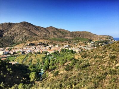 Guardando indietro alla cittadina di Colera. La piazza del paese è l'ideale per una breve sosta con bevande fresche.