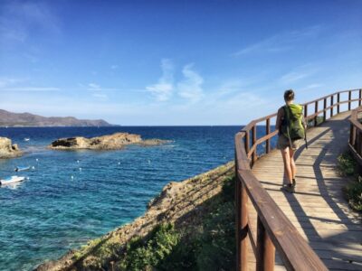 Il sentiero è in parte condotto su passerelle in legno ed è quindi molto facile da percorrere.