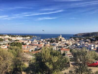 Poco prima del traguardo della tappa 2: Cadaqués con le sue case bianche e le barche