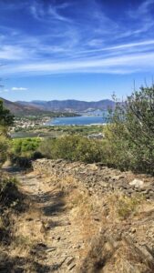 Des murs de pierre bordent certaines parties du chemin