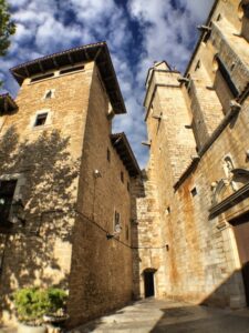 El centro medieval de Torroella de Montgrí se encuentra alrededor de la iglesia