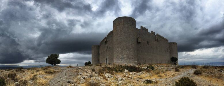 El castillo del Montgrí impresiona por sus gruesas murallas y torres.