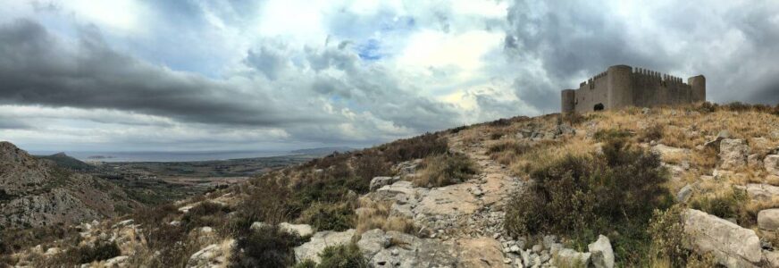 Irreal, el "Castell del Montgrí" se asienta entronizado en su colina y distrae la vista panorámica sobre el litoral.