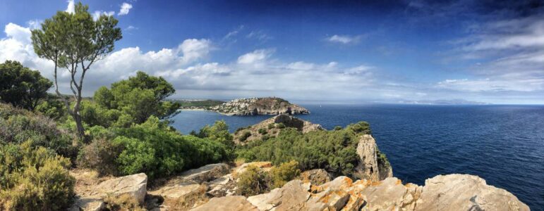 Der ideal Platz für eine Mittagspause: Fernblick oberhalb der "Cala Montgó". Der Aussichtspunkt an der "Punta Ventosa" wurde früher militärisch genutzt.