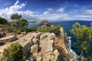 Die Cala Montgó von oben: Von einer Felsenklippe aus bietet sich ein spektakulärer Blick auf die Halbinsel "Punta Montgó". In der Ferne die Küste des "Cap de Creus".