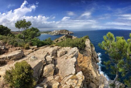 La Cala Montgó vue d'en haut : Depuis une falaise rocheuse, la vue sur la péninsule de "Punta Montgó" est spectaculaire. Au loin, la côte du "Cap de Creus".